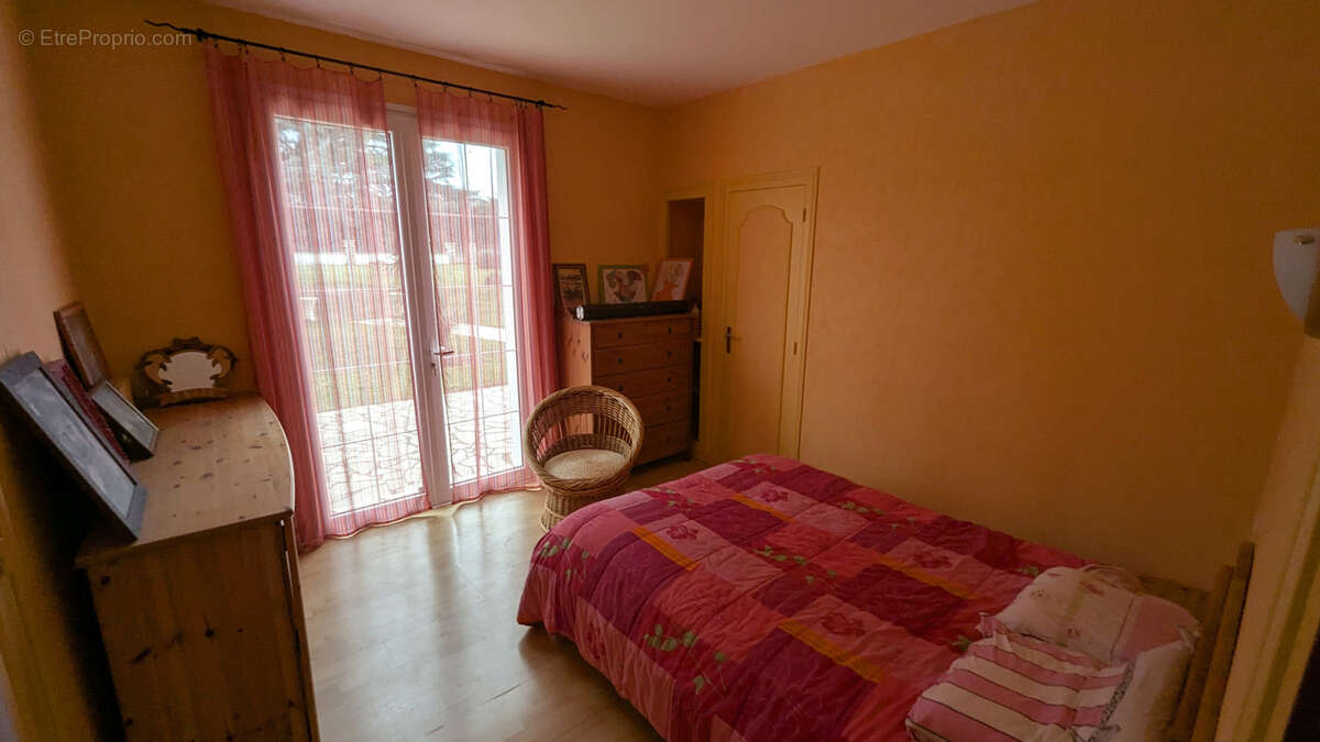 Saint gelais - maison de 120 m2 habitable 3 ch grand terrain et dependances - photo 8