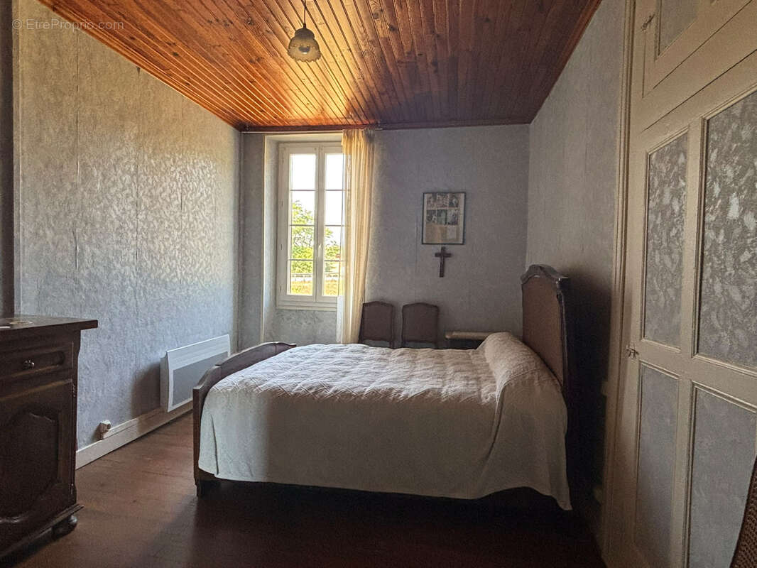 Maison en pierre 141 m2, 4 chambres, dépendances et jardin clos ! - photo 8