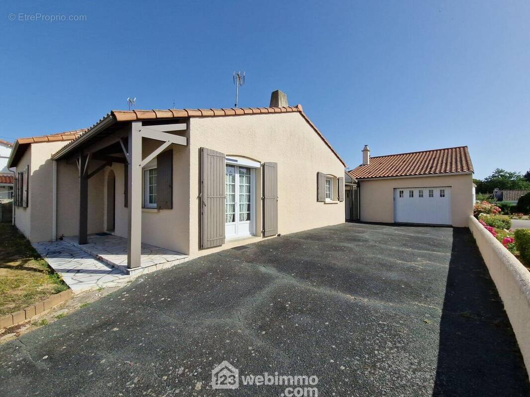 Accès à la maison, côté rue. - Maison à LA FERRIERE