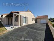 Accès à la maison, côté rue. - Maison à LA FERRIERE