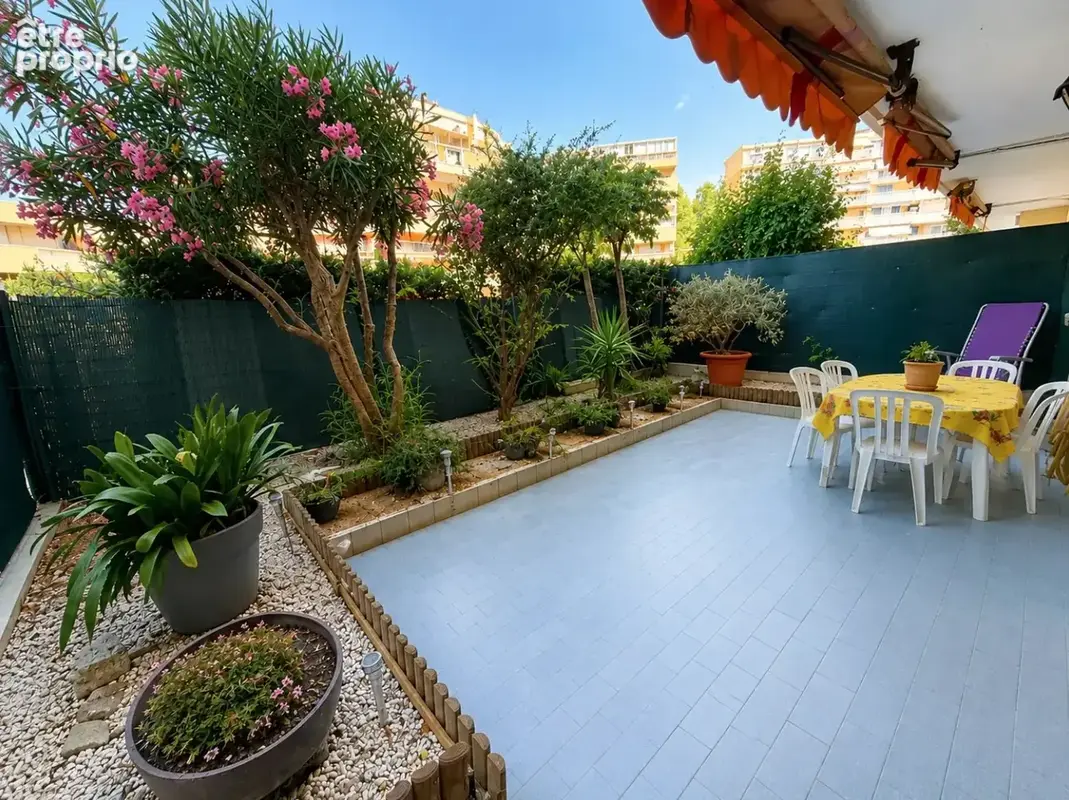 3 pièces de 70 m² en rez de jardin - traversant- Cave - À 2 minutes des plages à pied. - photo 2