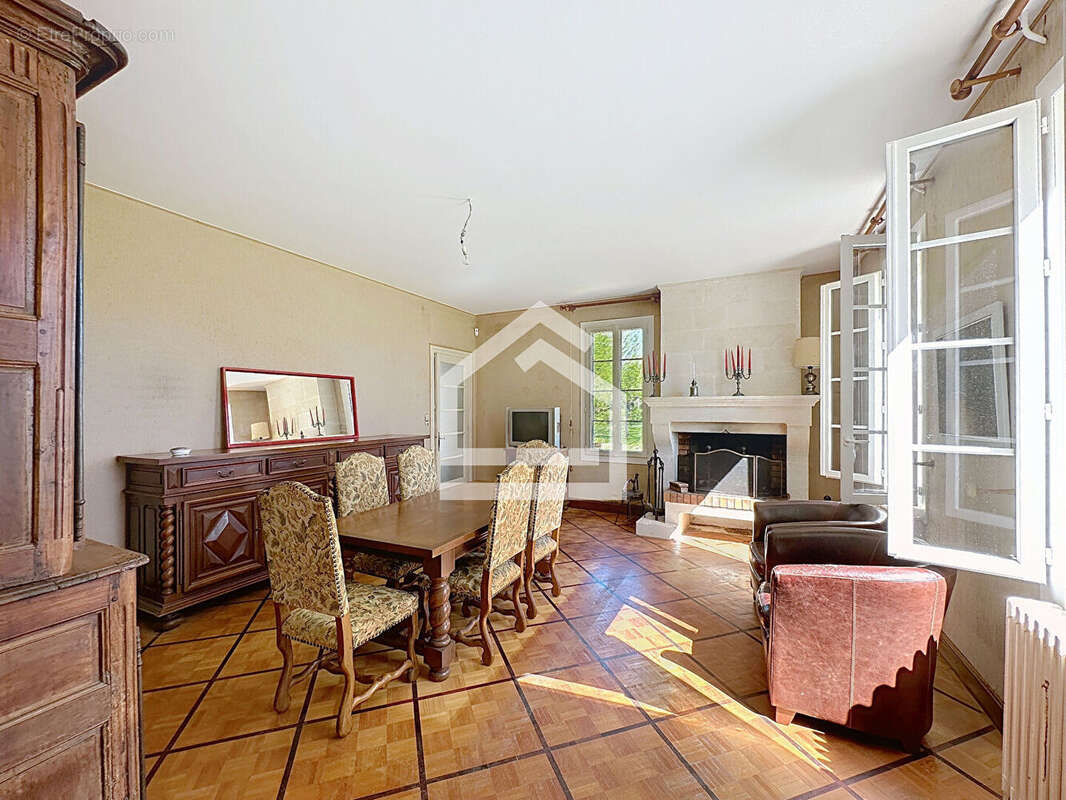 Maison à SAINT-MEDARD-DE-GUIZIERES