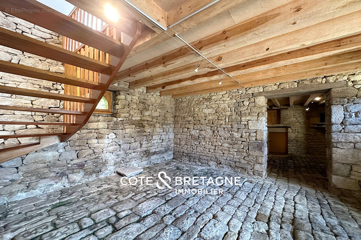 Bel ensemble de bâtiments en pierre de taille au faouët dans le morbihan  réf : 202595 - photo 14