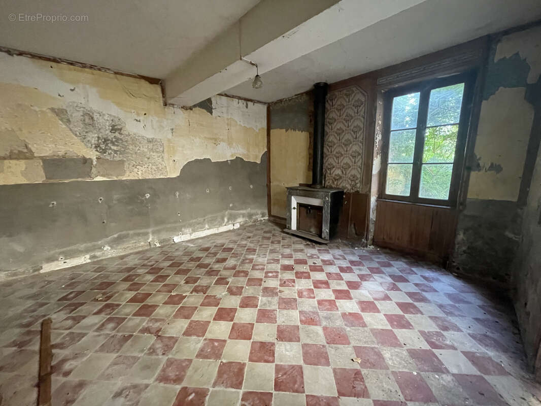 Vaste maison en pierre 300 m2 environ à rénover centre bourg - photo 2