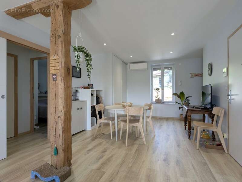 Appartement à COURS-LA-VILLE