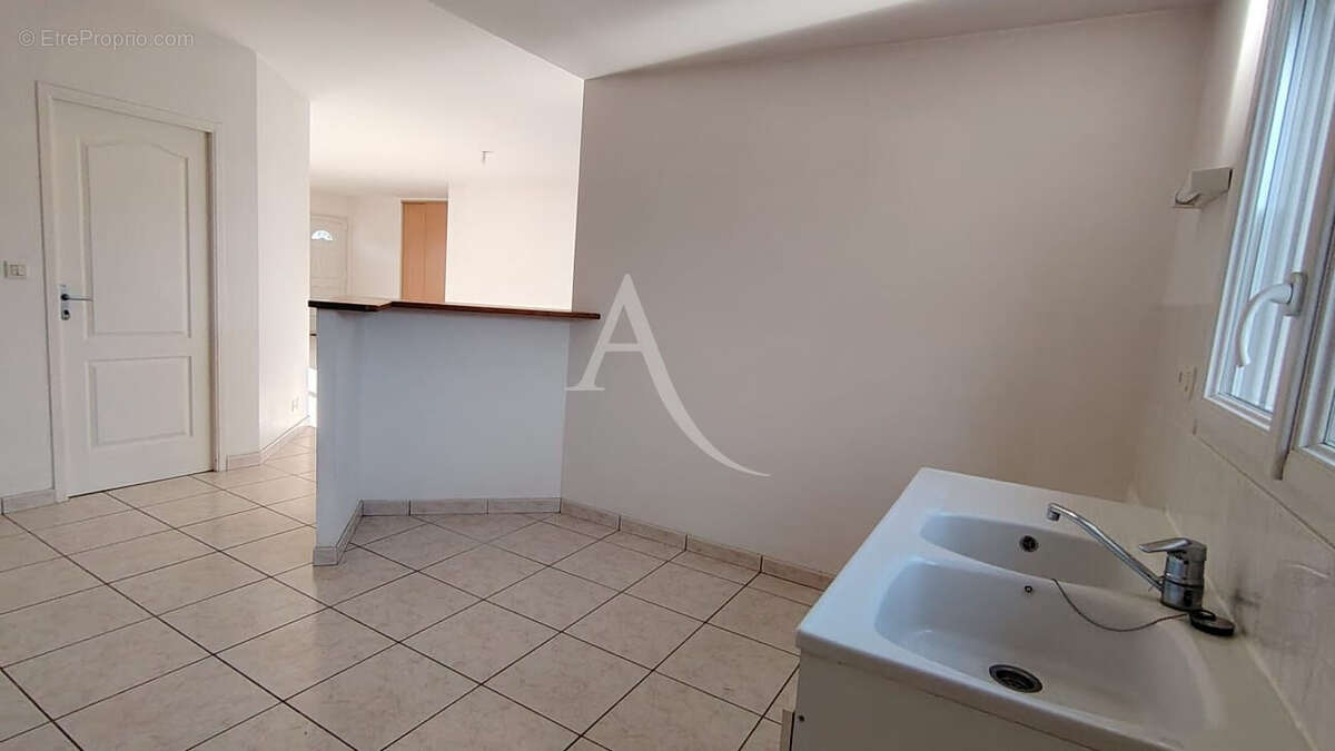 Maison à SAINT-CLEMENT-DE-LA-PLACE