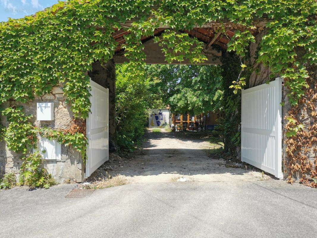 ANGOULEME, Quartier Victor Hugo villa, 3 chambres, garage, parc arboré - photo 2