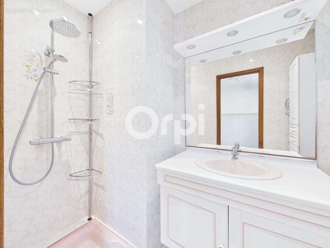 Villa individuelle a rafraichir - habitation + dependance + garage + annexes - vue imprenable - piscine a renover - terrain clos - photo 15