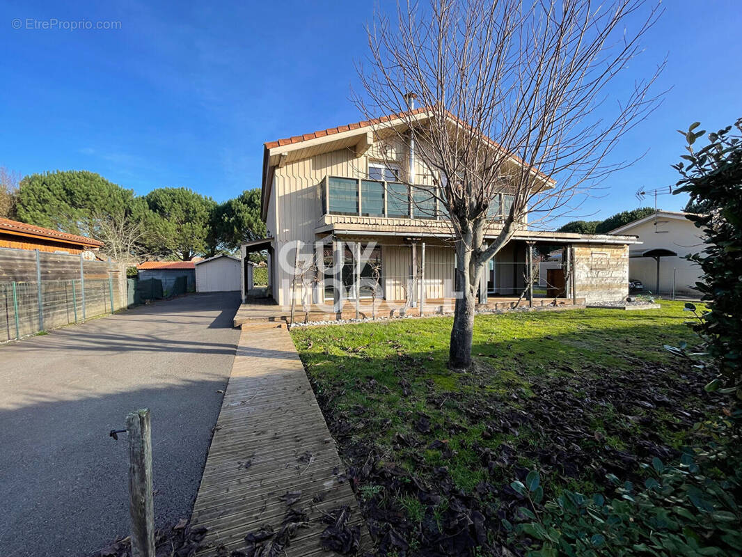 Maison à PARENTIS-EN-BORN