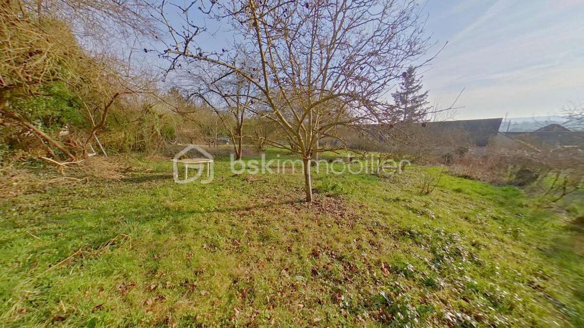 Corps de ferme de 179 m² avec une grande de grange  150 m² sur 1624 m² de terrain - photo 4