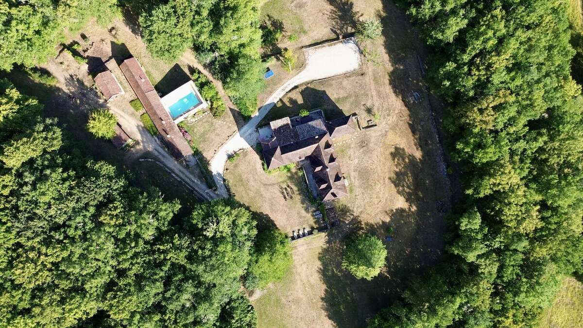Propriété de caractère ade 20 hectares avec maison principale, maison d'amis, piscine, étang et cadre naturel - photo 2
