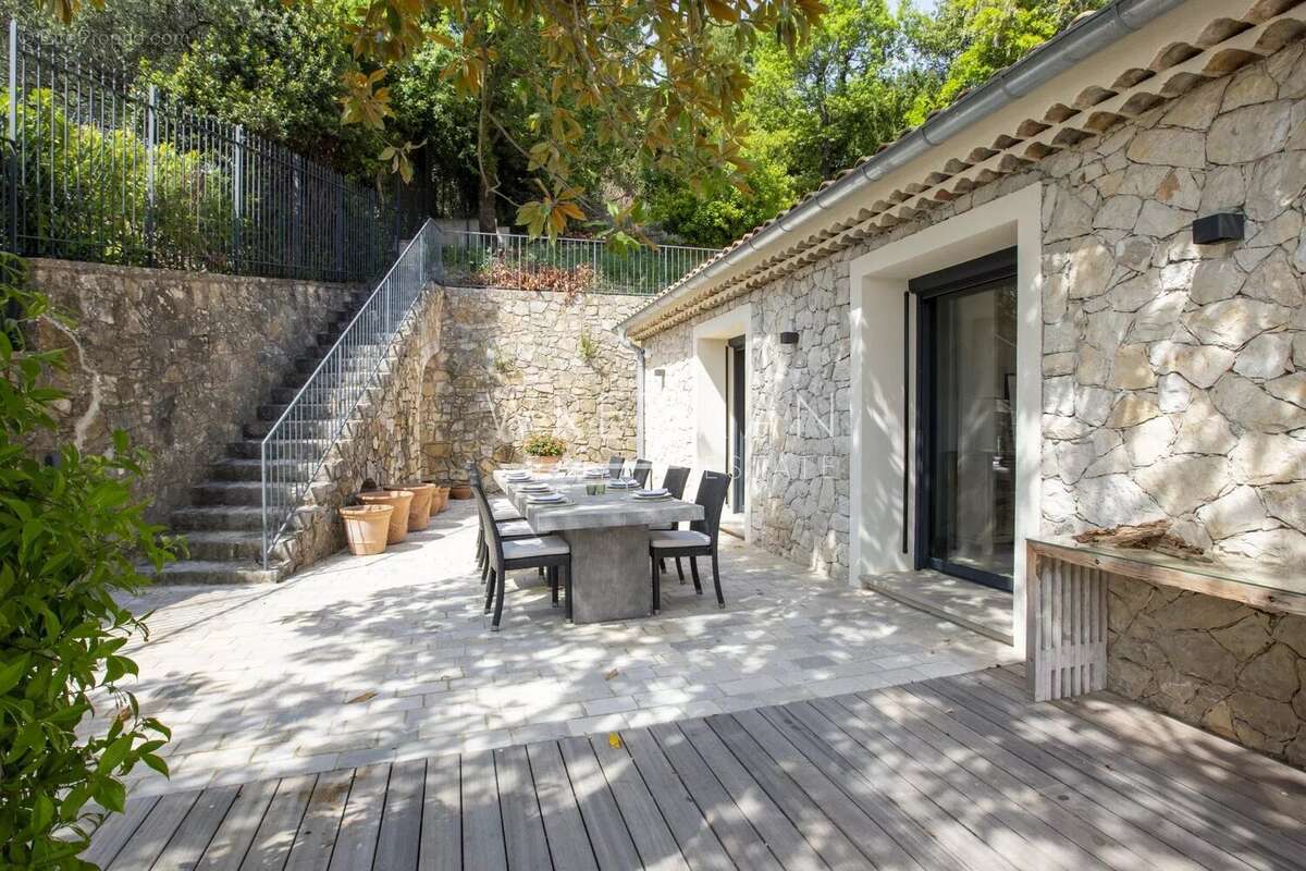 Maison à CHATEAUNEUF-GRASSE