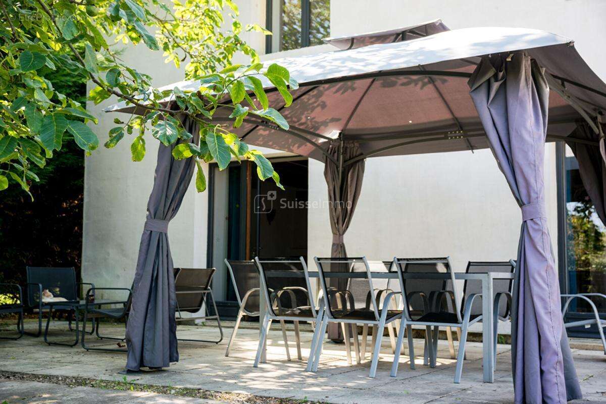 Beaux volumes pour cette maison avec agréable terrain et grande dépendance - photo 5