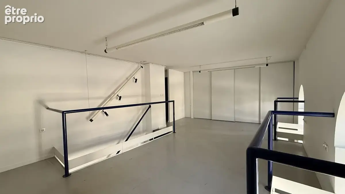 Appartement atypique en rez-de-chaussée avec mezzanine / 69,85 m² / Charme  potentiel - photo 4