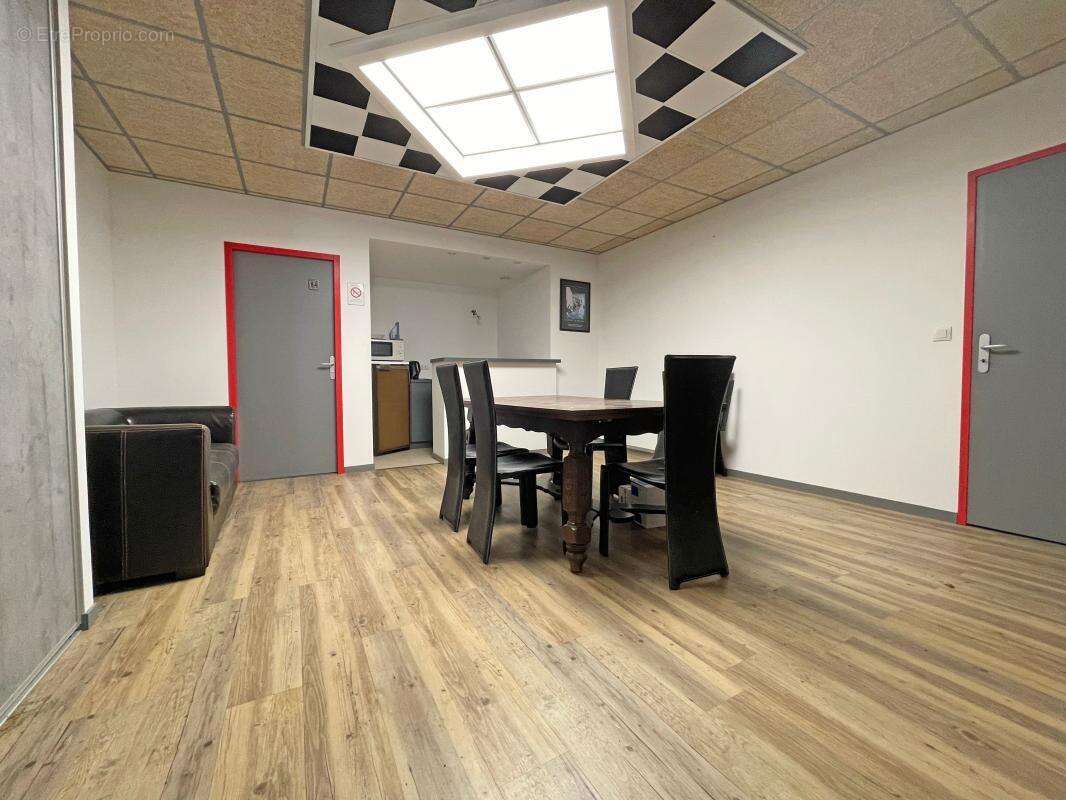 Local commercial avec hangar - photo 4