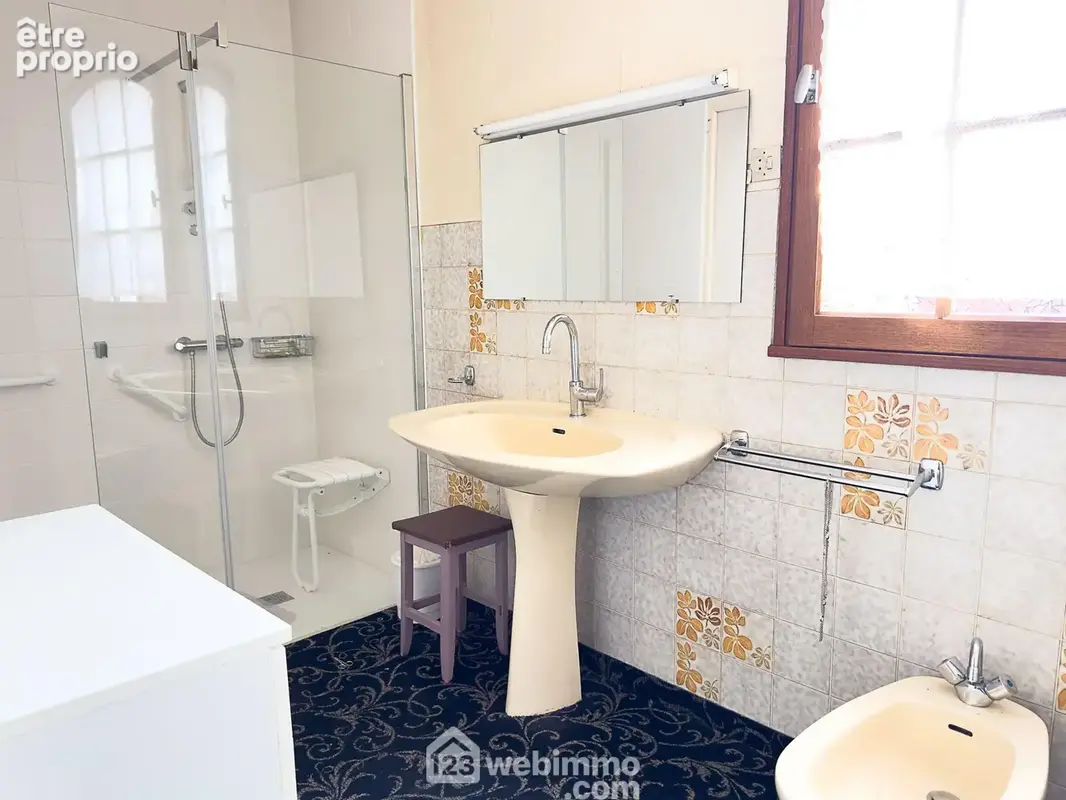 ...une salle de douche et un dressing.