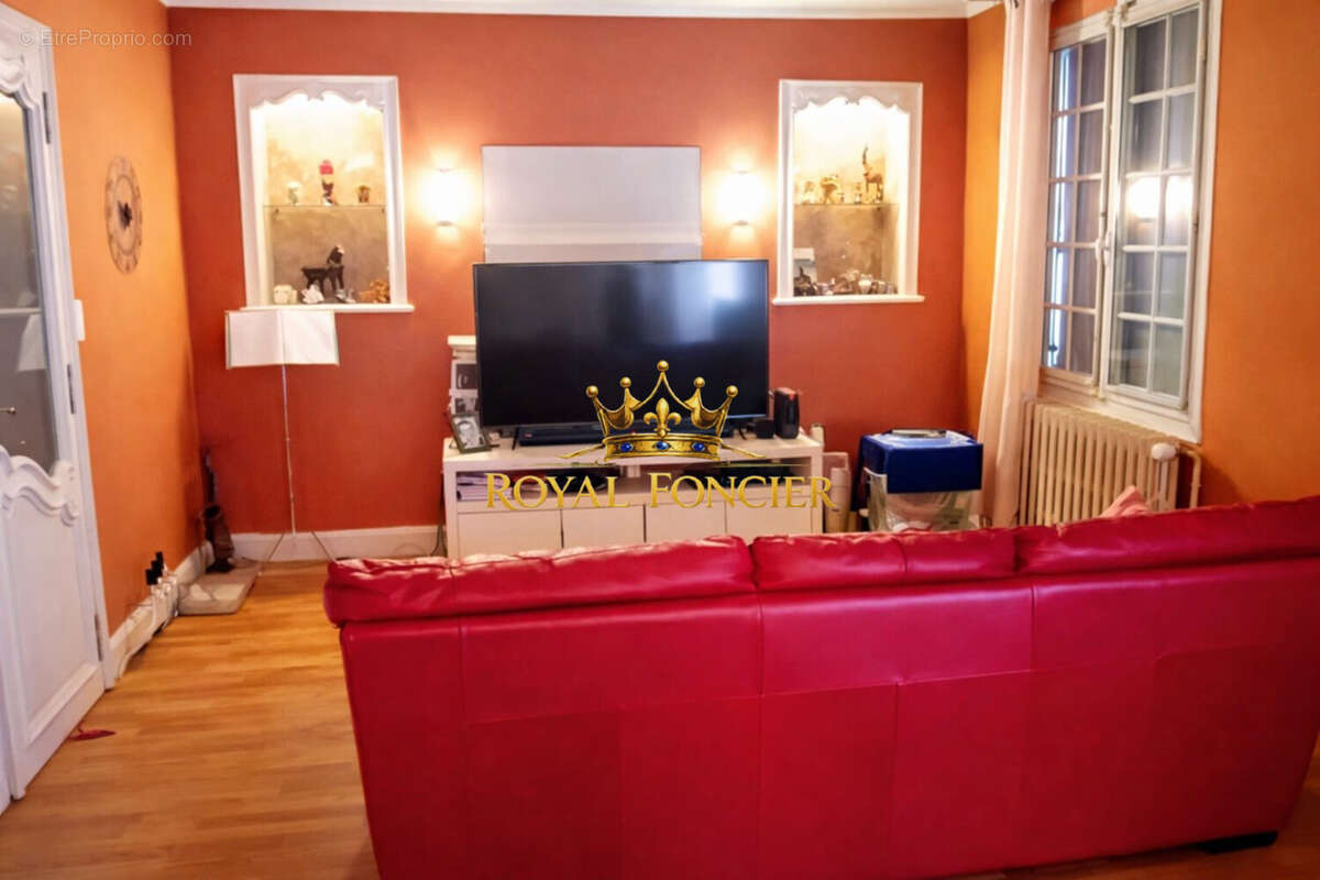 Maison 260 m² à Descartes  - photo 2