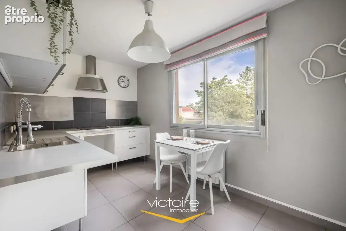 VILLEURBANNE / LIMITE MONTCHAT – Place Ronde – Spacieux T3 de 85 m2 traversant avec balcon - photo 5