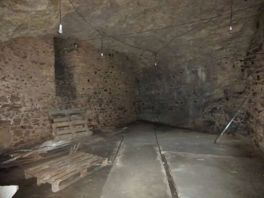 Ancien magasin avec appartement - photo 12