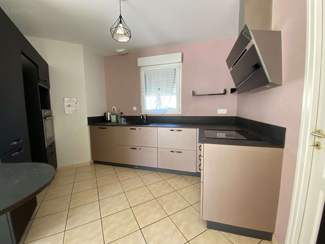 Maison de Plain-Pied, trois chambres, jardin avec piscine. - photo 5