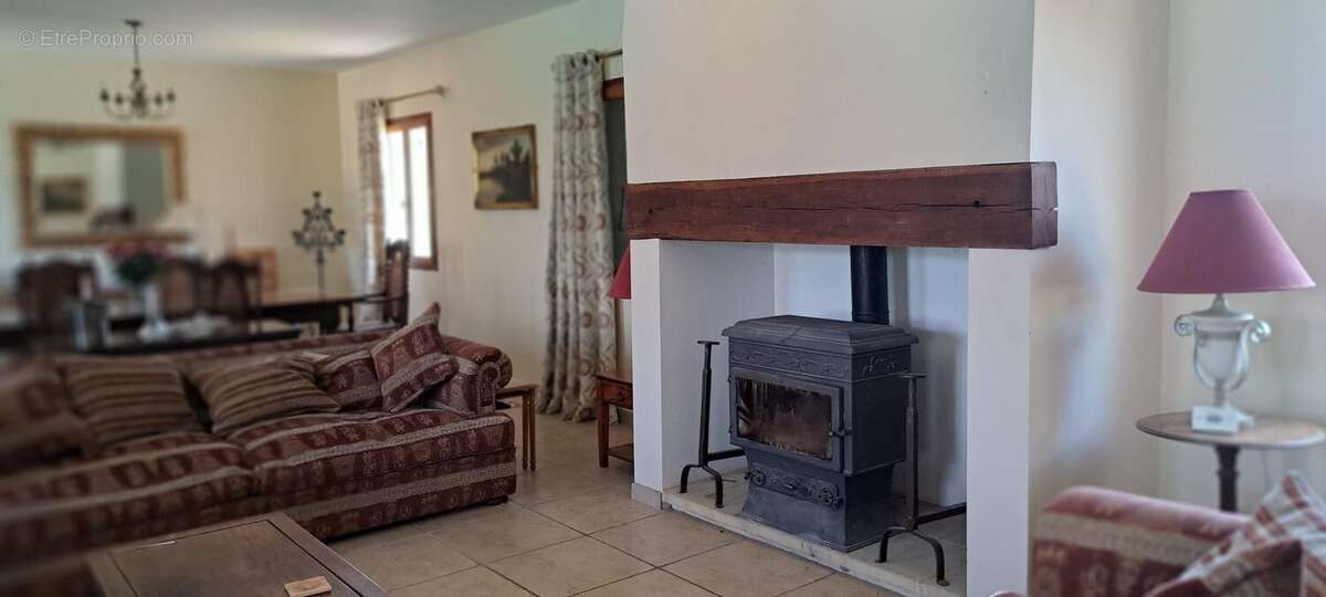 salon poele  - Maison à MONLEZUN