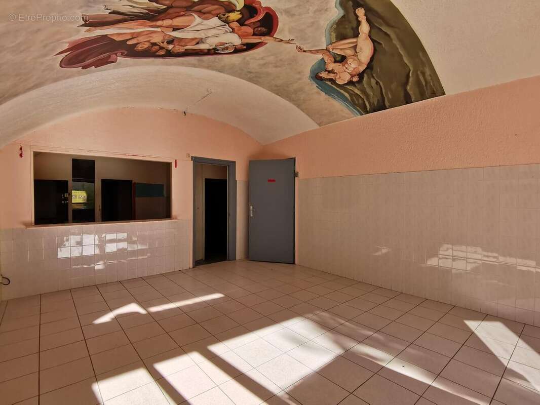   - Commerce à AUBENAS