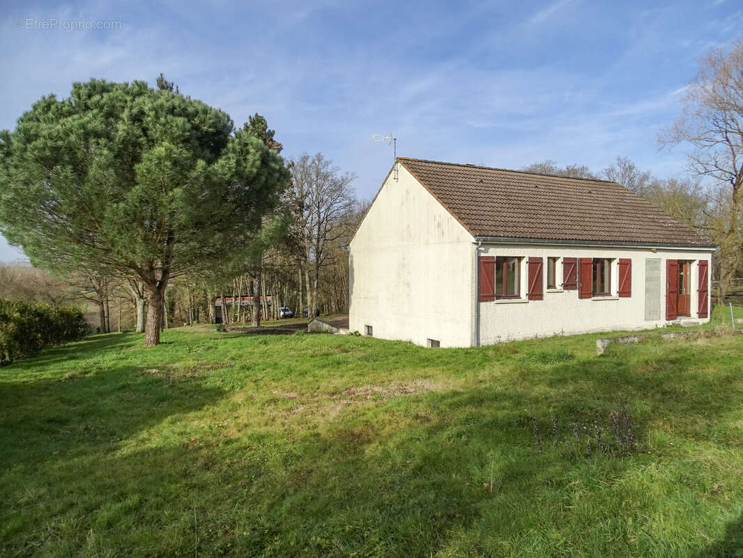 Maison à LA CHAPELLE-MONTMARTIN