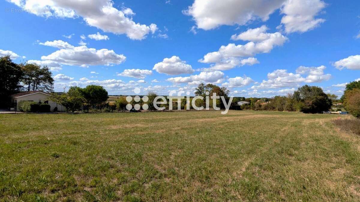 Terrain 7742 m² à Hiersac  - photo 2