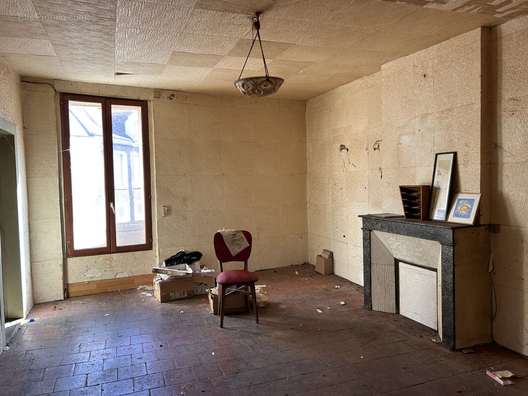 A VENDRE - Maison à réhabiliter avec jardin Argenton-sur-Creuse centre-ville - photo 2