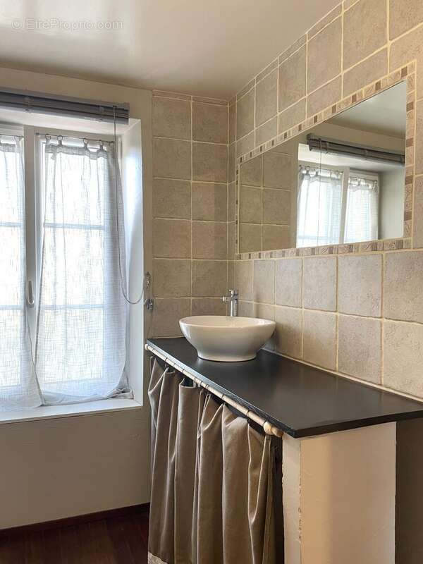 Salle de bains rdc - Maison à LA CHAPELLE-SOUEF