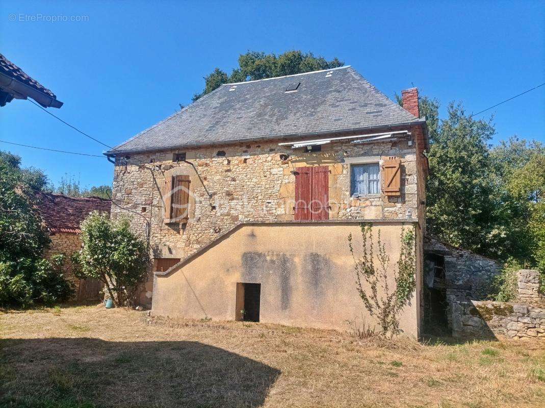 Maison 2 chambres - batiments annexes - terrain  7095 m2 - photo 3