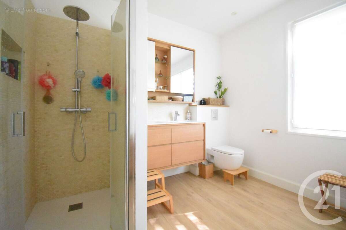 Maison à CREUZIER-LE-VIEUX