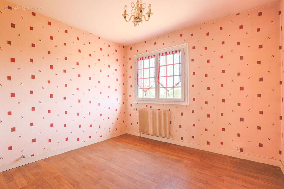 Maison 5 pièces 110m² avec grand garage et beau potentiel à Puilboreau - photo 7