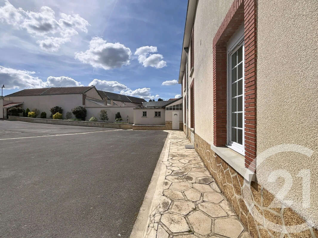 Maison 436 m² à Cuis  - photo 10