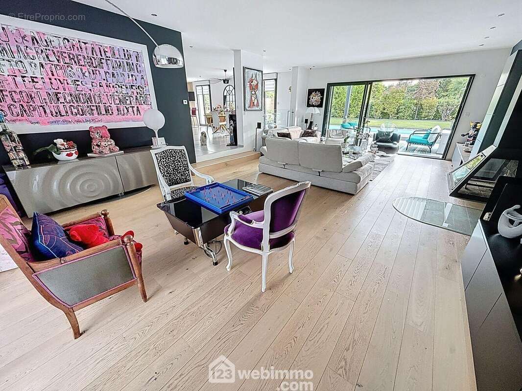 disposant de baies vitrées donnant sur le jardin. - Maison à SAINTE-GENEVIEVE-DES-BOIS