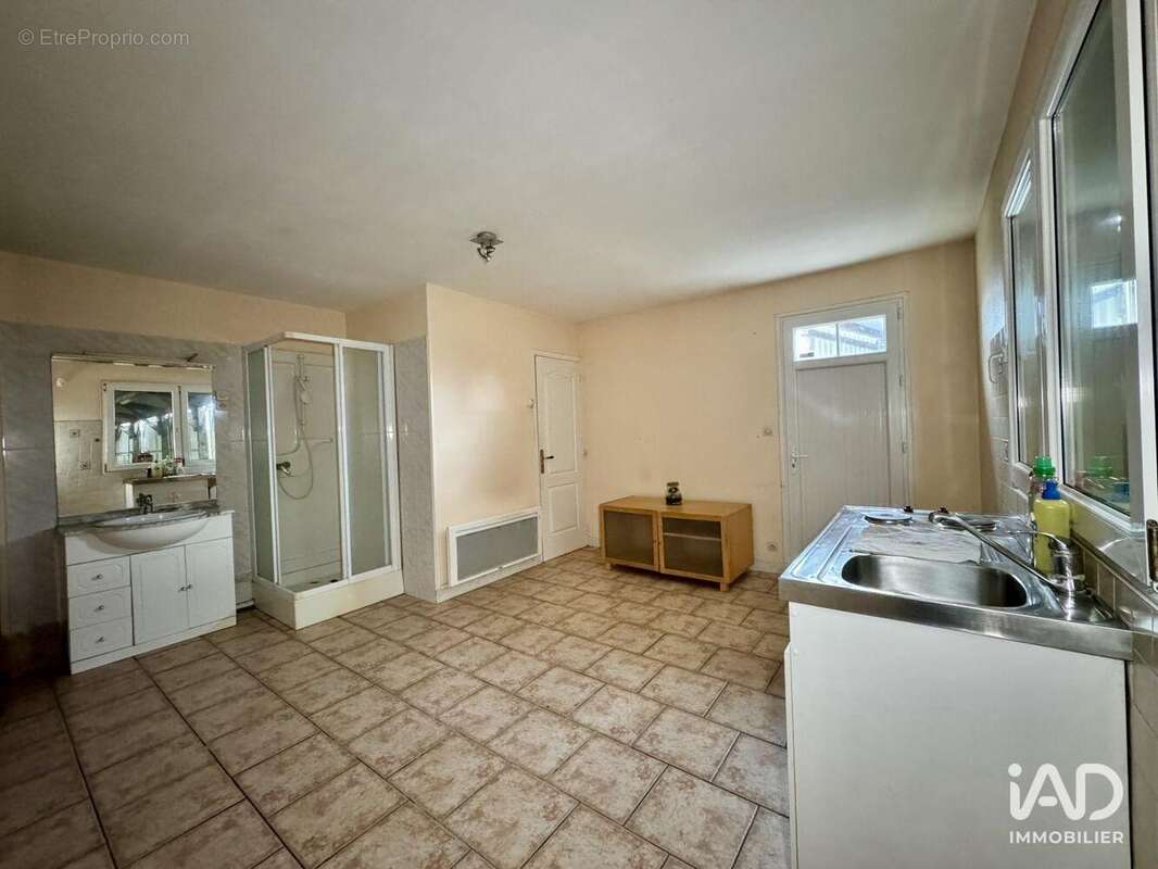 Photo 5 - Commerce à VERNANTES