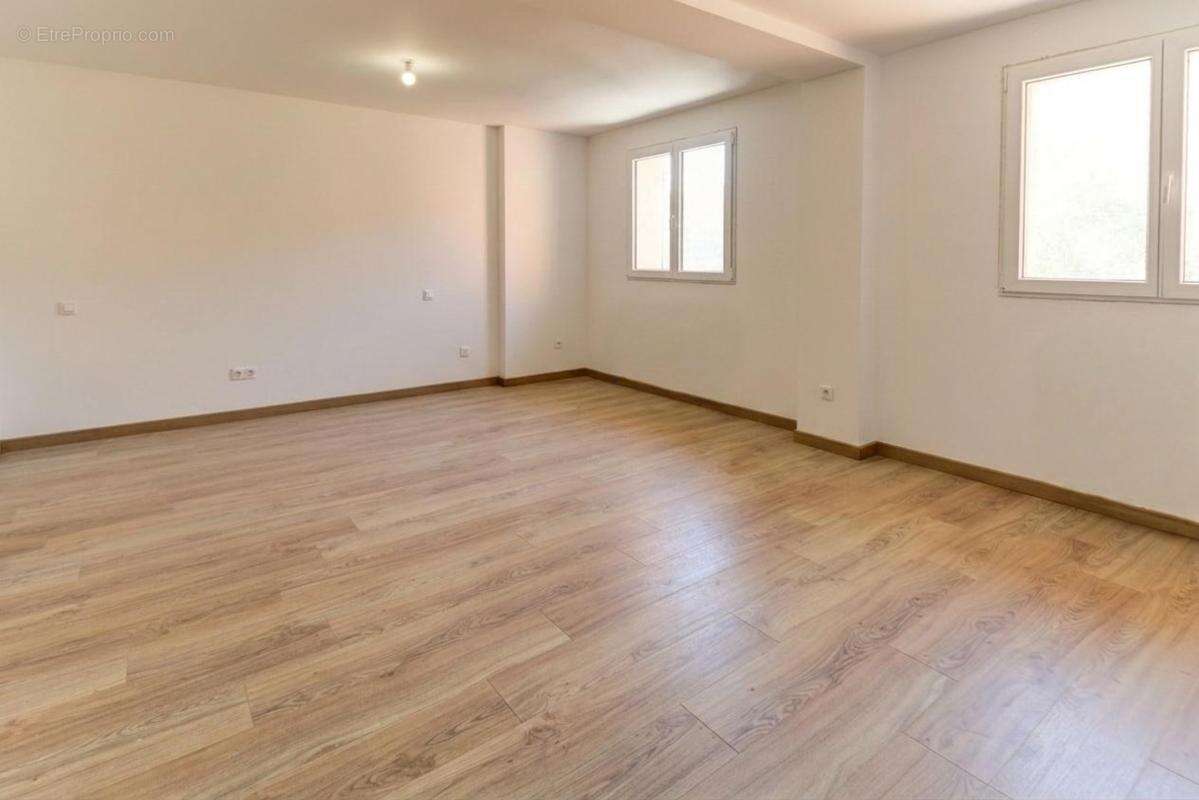 Maison de caractère de 175 m² avec appartement indépendant, jardin, jacuzzi et garage – carros village - photo 19