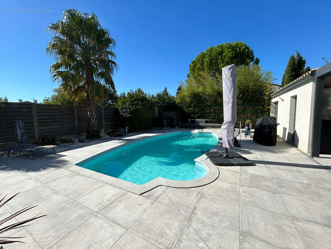 Maison à ENTRAIGUES-SUR-LA-SORGUE