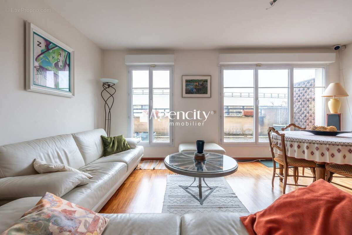 4 Pièces Bailly Séjour 3 - Appartement à BAILLY-ROMAINVILLIERS