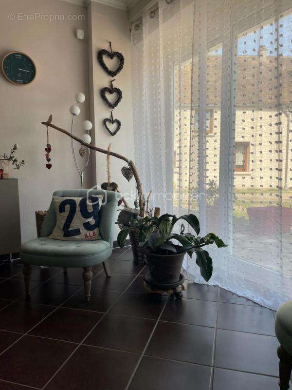 VERT-LE-PETIT – Maison de caractère rénovée avec garages et dépendances - photo 8