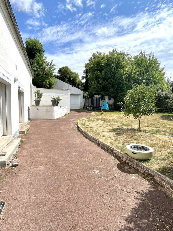 Maison avec beaux volumes - 3 chambres - garage et jardin - photo 2