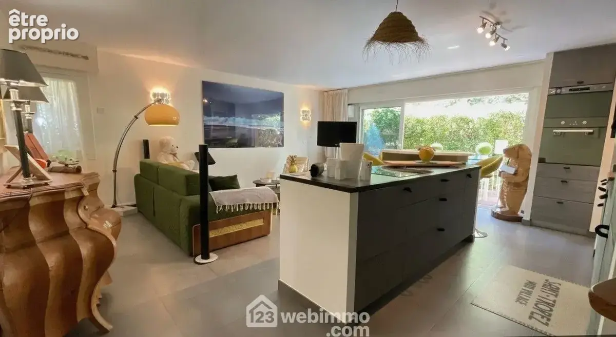 Un espace de vie confortable et convivial bénéficiant d?une belle ouverture sur l?extérieur.