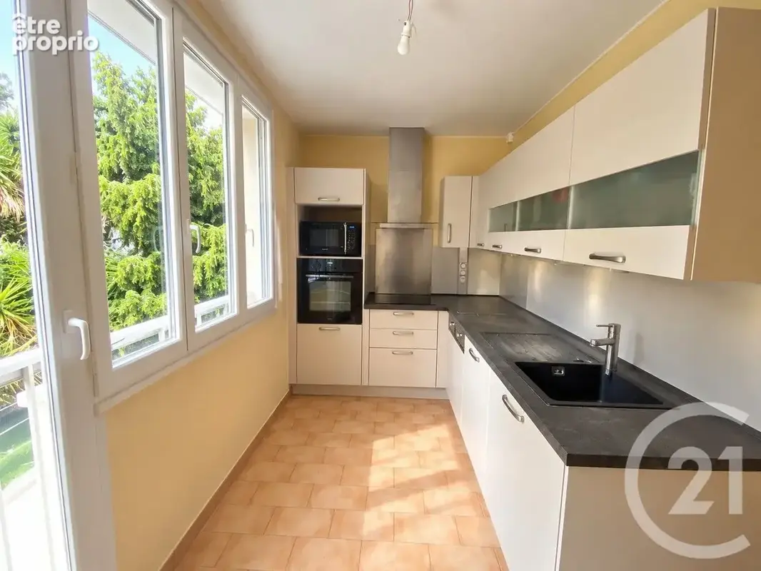 Appartement 5 pièces 82 m² à vendre à Toulon (83200) - photo 2