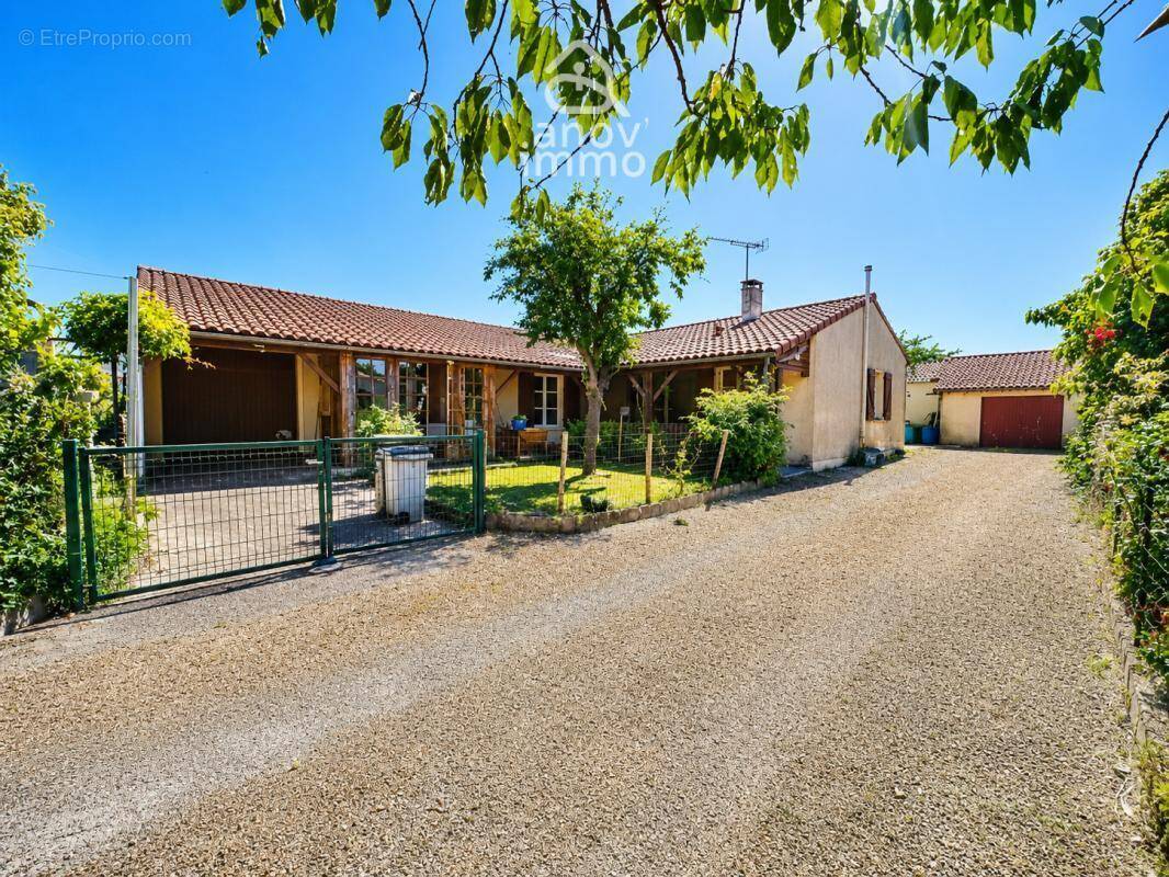 Maison à ROULLET-SAINT-ESTEPHE