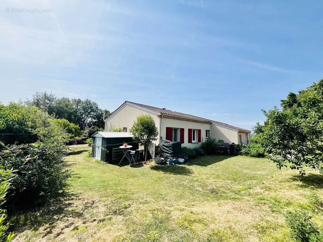 Maison de plain-pied avec quatre chambres, beau jardin et terrasse couverte - photo 17