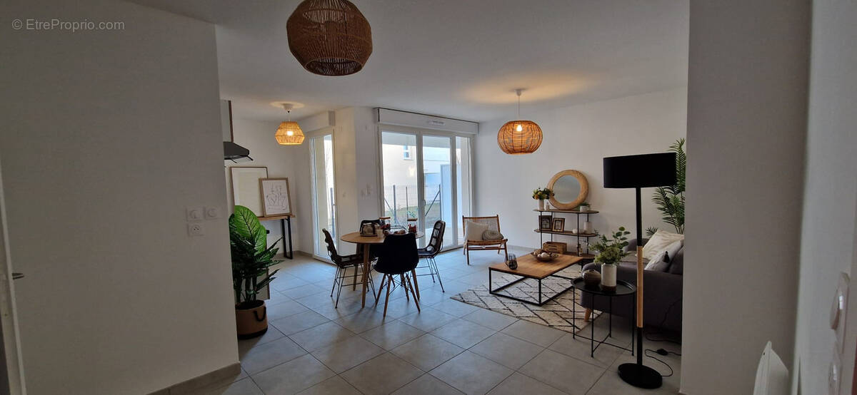 Appartement à PINS-JUSTARET