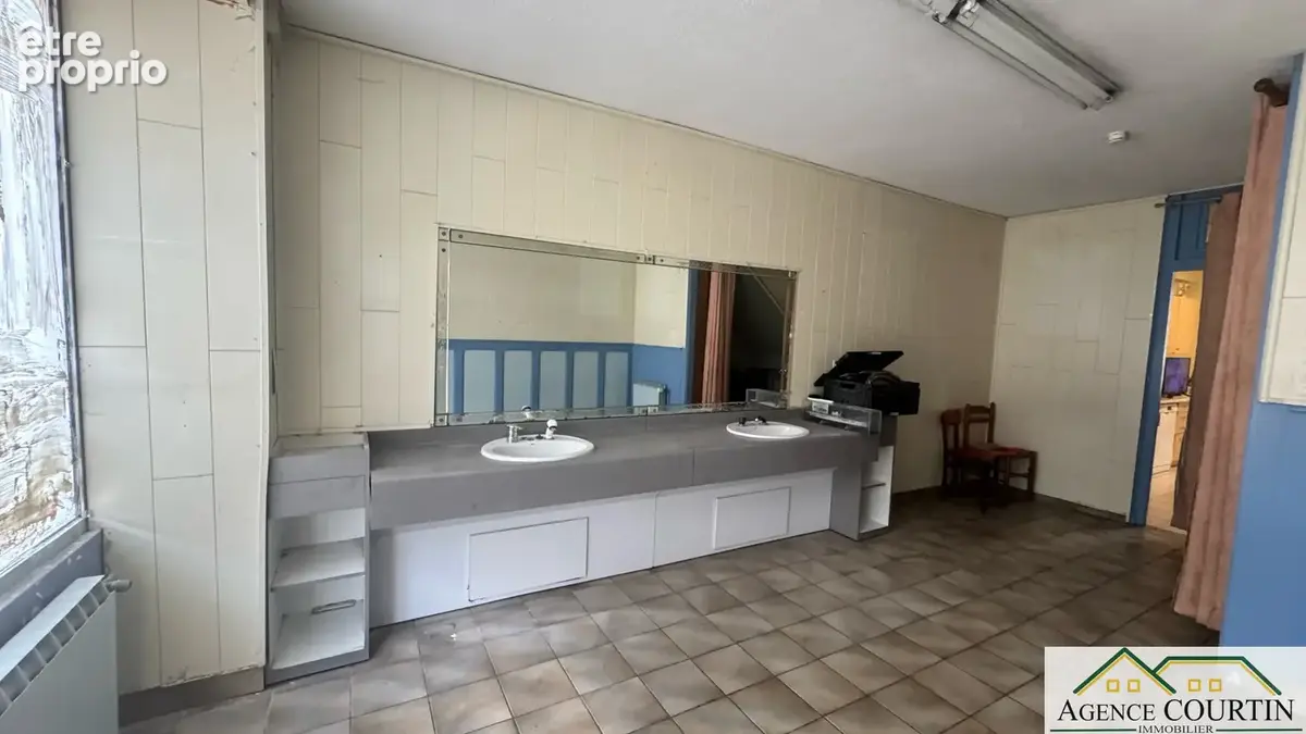 Immeuble de caractère avec ancien commerce, habitation et dépendance - photo 2