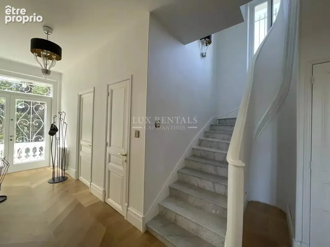 Villa en vente à Antibes dans un quartier résidentiel - photo 10