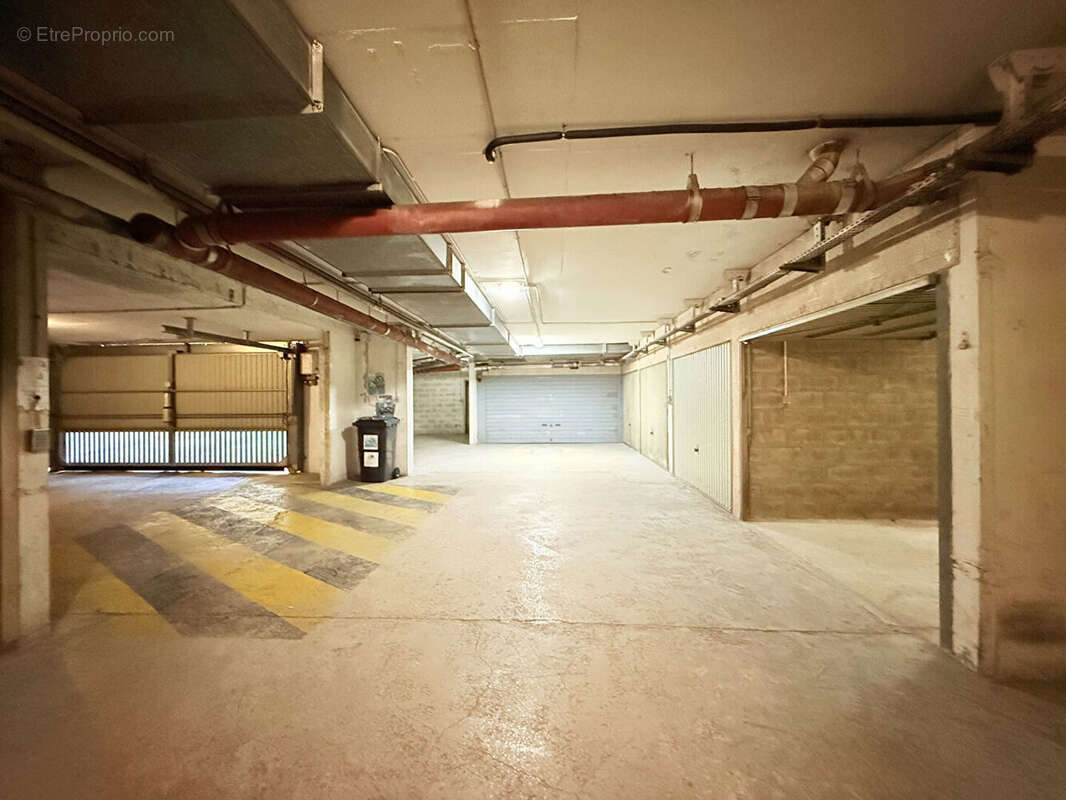 Parking à ROQUEBRUNE-CAP-MARTIN