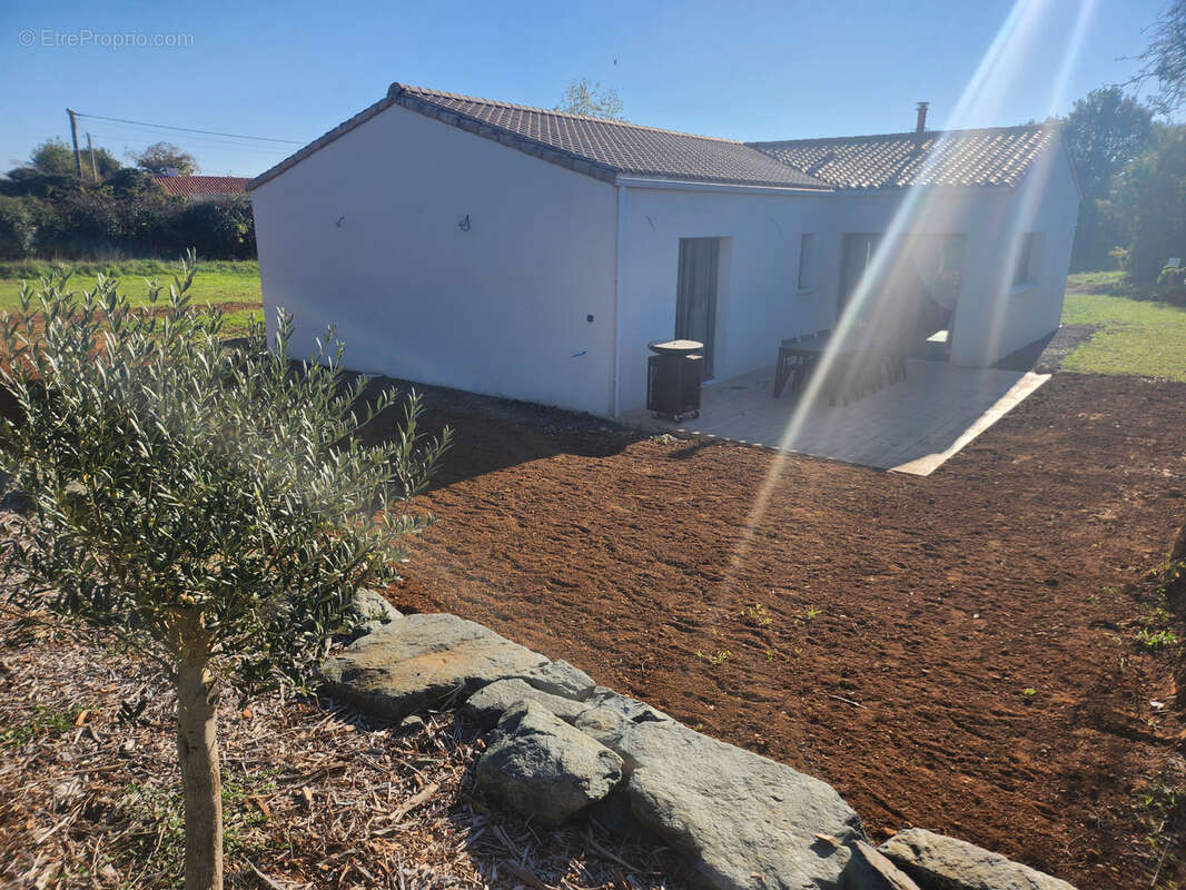 Maison à SAINTE-GEMME-LA-PLAINE